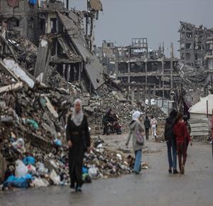 ظروف قاسية يواجهها النازحون في مخيم جباليا المدمر شمال قطاع غزة مع بدء تأثير المنخفض الجوي